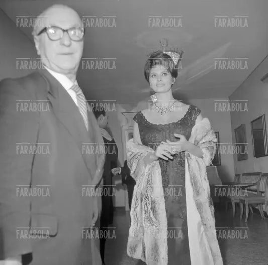 Sophia Loren, Prima del film La ciociara al Cinema Capitol, Milano, 1960