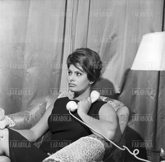 Sophia Loren in albergo, Prima del film La ciociara, Milano, 1960