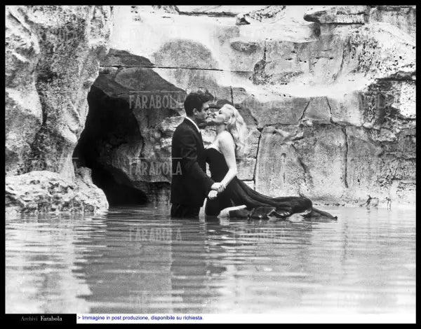 Marcello Mastroianni e Anita Ekberg in una scena del film La Dolce Vita, 1960