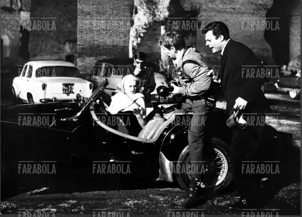 Anita Ekberg e Marcello Mastroianni in una scena del film La dolce vita, 1960