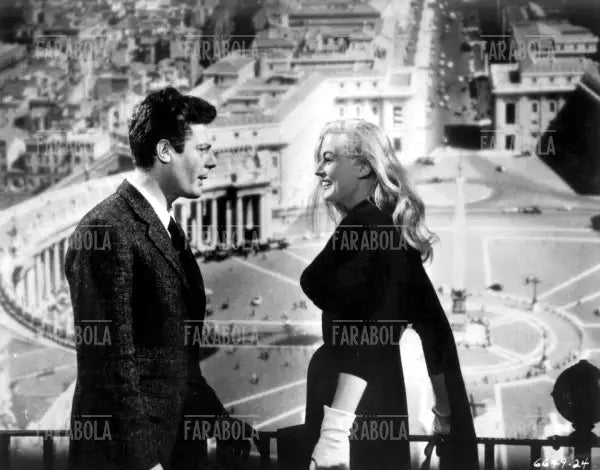 Marcello Mastroianni e Anita Ekberg in una scena del film La Dolce Vita, 1960