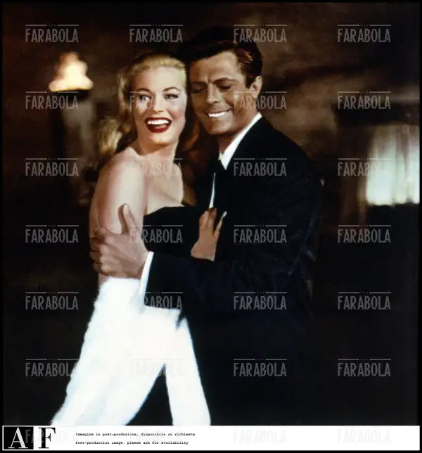 Anita Ekberg e Marcello Mastroianni in una scena del film La Dolce Vita, 1960