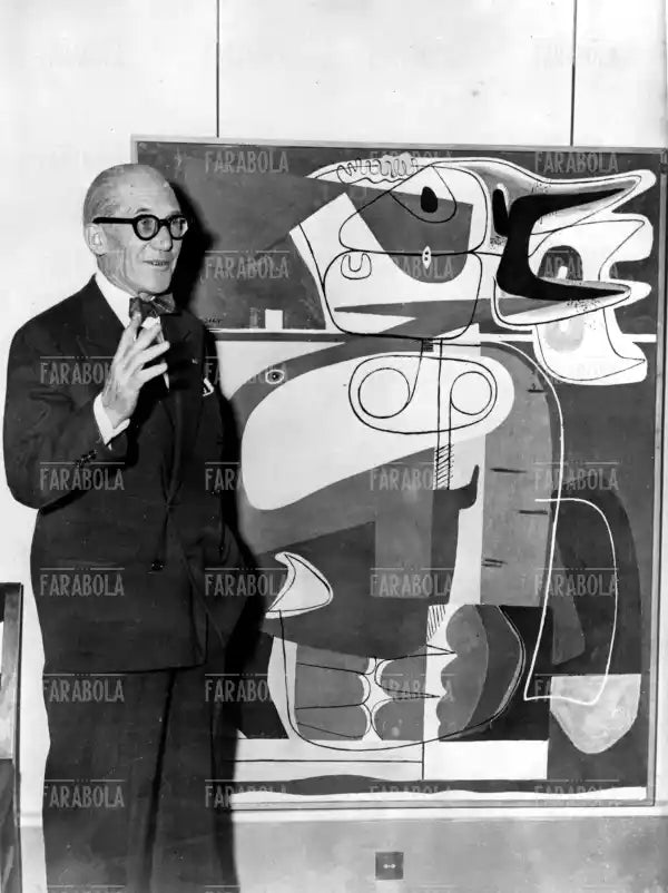 Le Corbusier con il suo quadro Taureau IV, Mostra di Le Corbusier, anni 60