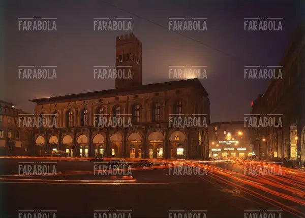 Piazza Maggiore e Palazzo del Podestà di notte, Bologna, anni 60