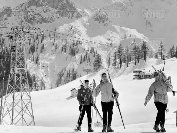 Ragazze su una pista da sci, Courmayeur, anni 60