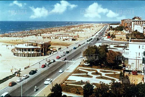 Lungomare e spiaggia, Rimini, anni 60