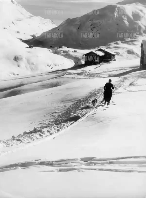 Passeggiata nella neve a Courmayeur, anni 60