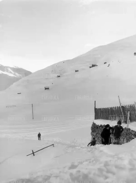 Sciatori sulle piste di Courmayeur, anni 60