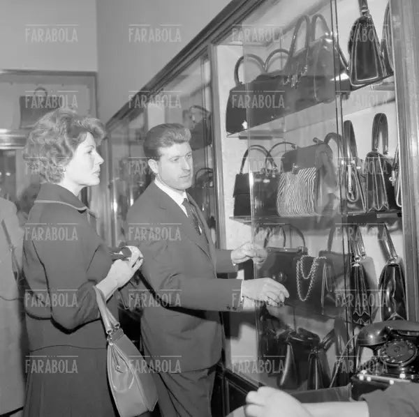 Rita Hayworth nel negozio Gucci di via Montenapoleone, Milano, 1961