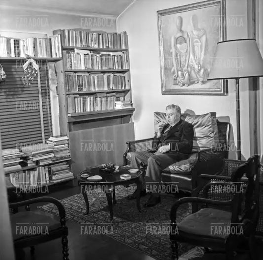 Eugenio Montale a casa con La confessione di Giorgio De Chirico, Milano, 1961