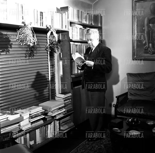 Eugenio Montale a casa, Milano, 1961