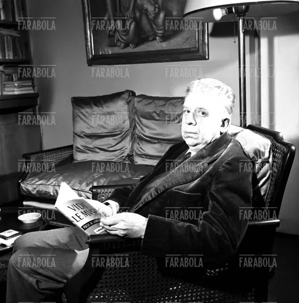 Eugenio Montale nel salotto di casa, Milano, 1961