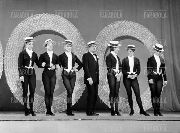 Alberto Lionello con le ballerine, finale di Canzonissima, Vicenza, 1961