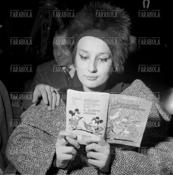Mina legge un fumetto alla finale di Canzonissima, Vicenza, 1961