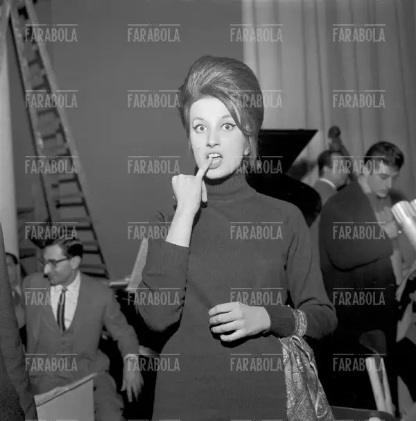 Mina durante una pausa, Festival di Sanremo, 1961