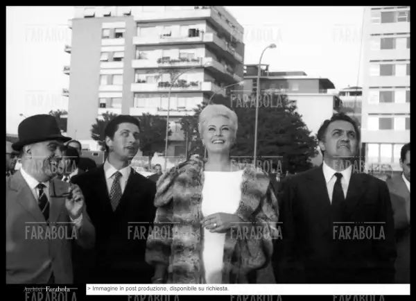 Carlo Ponti, Tonino Cervi, Anita Ekberg e Federico Fellini sul set del film Boccaccio '70, 1961