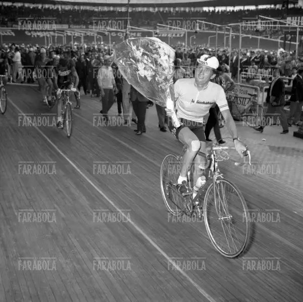 Arnaldo Pambianco vincitore del Giro d'Italia, giro d'onore, Milano, 1961