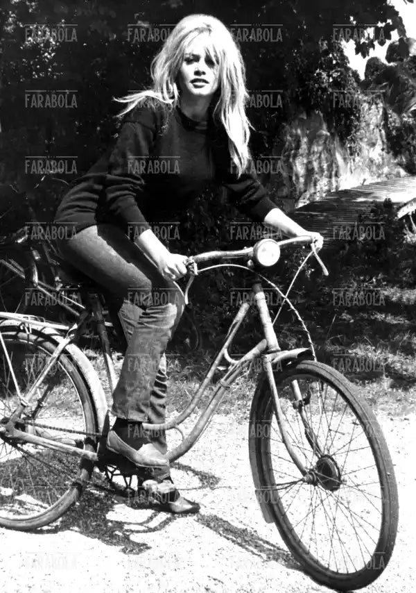 Brigitte Bardot in bicicletta durante le riprese del film Vita privata, Ginevra, 1961