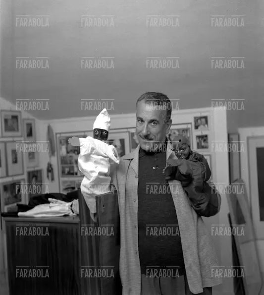 Peppino De Filippo con il burattino di Pulcinella, Roma, 1961