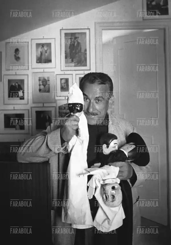 Peppino De Filippo con il burattino di Pulcinella, Roma, 1961