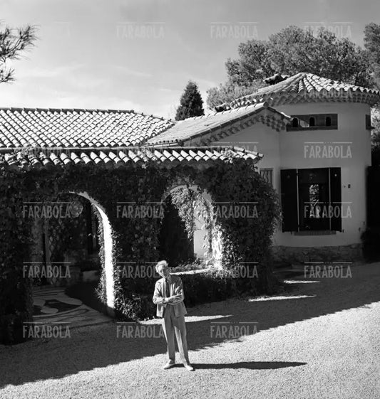 Jean Cocteau davanti alla sua villa, Saint-Jean-Cap-Ferrat, 1961