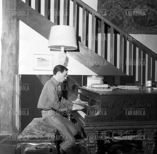 Charles Aznavour al pianoforte nella sua villa, Galluis, 1961