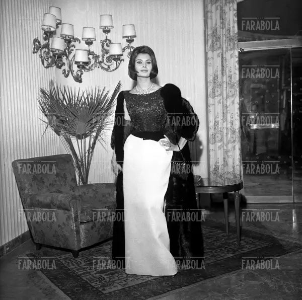 Sophia Loren lascia l'albergo, Prima del film Boccaccio 70, Milano, 1962