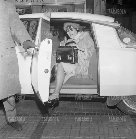 Sophia Loren scende dall'automobile, Prima del film Boccaccio 70, Milano, 1962