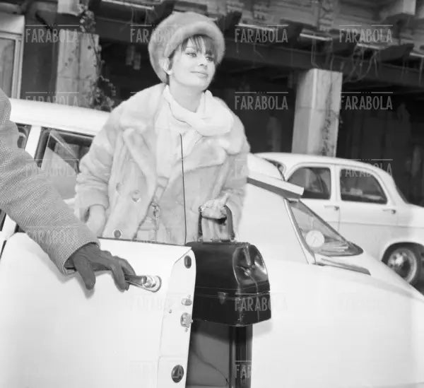 Sophia Loren scende dall'automobile, Prima del film Boccaccio 70, Milano, 1962