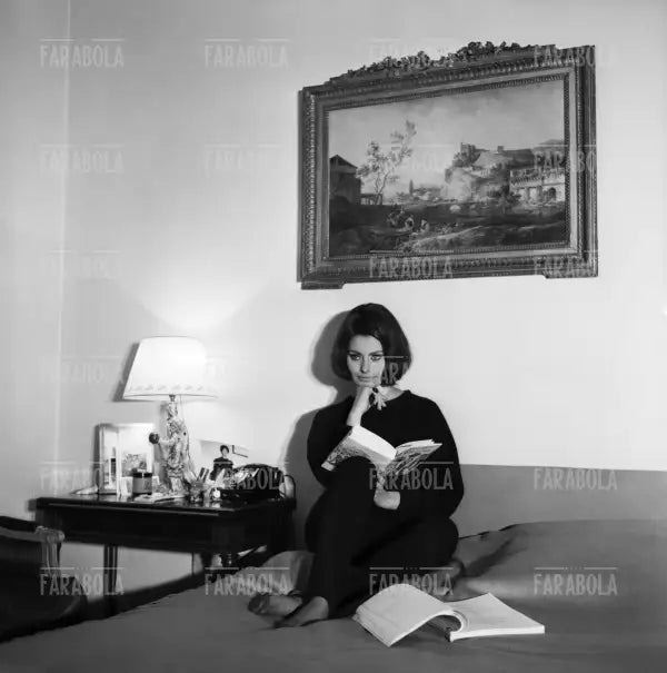 Sophia Loren legge Schiavo d'amore a casa, Parigi, 1962