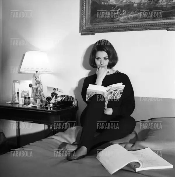 Sophia Loren legge Schiavo d'amore a casa, Parigi, 1962