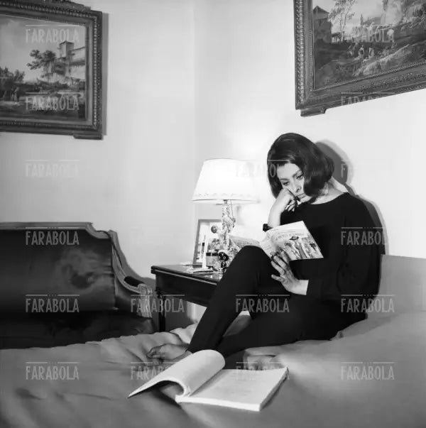 Sophia Loren legge Schiavo d'amore a casa, Parigi, 1962