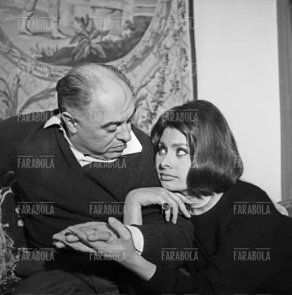 Sophia Loren e il marito Carlo Ponti a casa, Parigi, 1962
