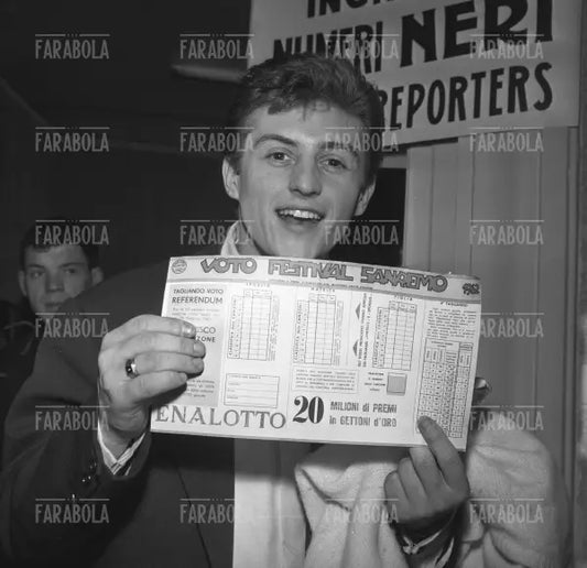 Tony Renis con la scheda di voto, Festival di Sanremo, 1962