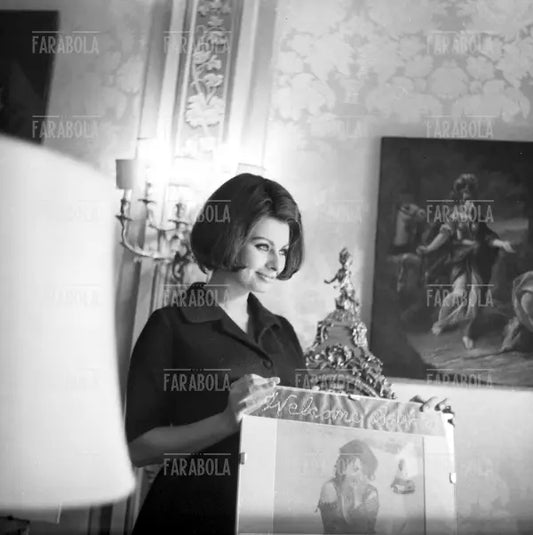 Sophia Loren con una sua foto di La ciociara, Annuncio del Premio Oscar, Roma, 1962