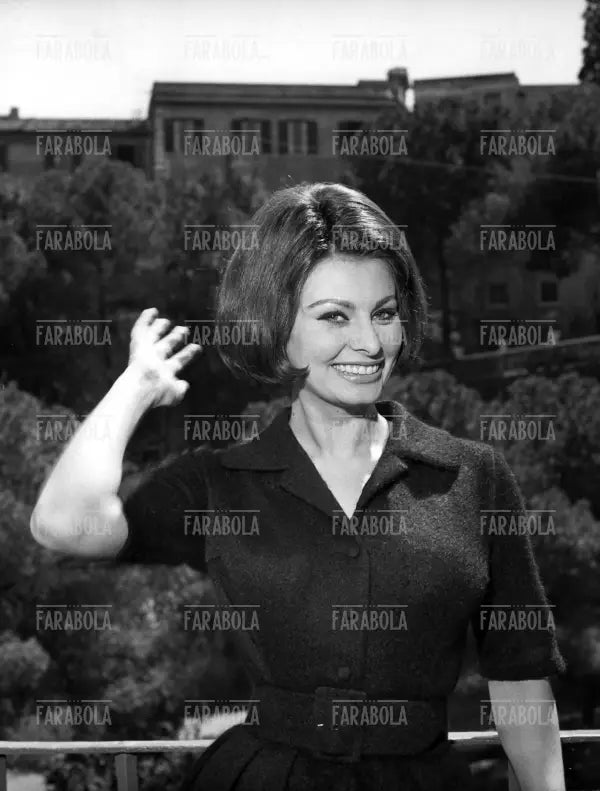 Sophia Loren sul balcone con il giornale, Annuncio del Premio Oscar per La ciociara, Roma, 1962