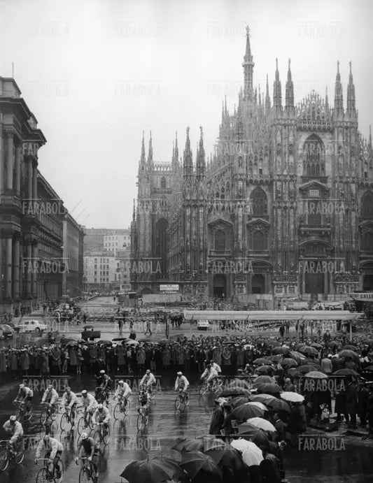 I ciclisti in Piazza Duomo alla partenza del Giro d'Italia, Milano, 1962