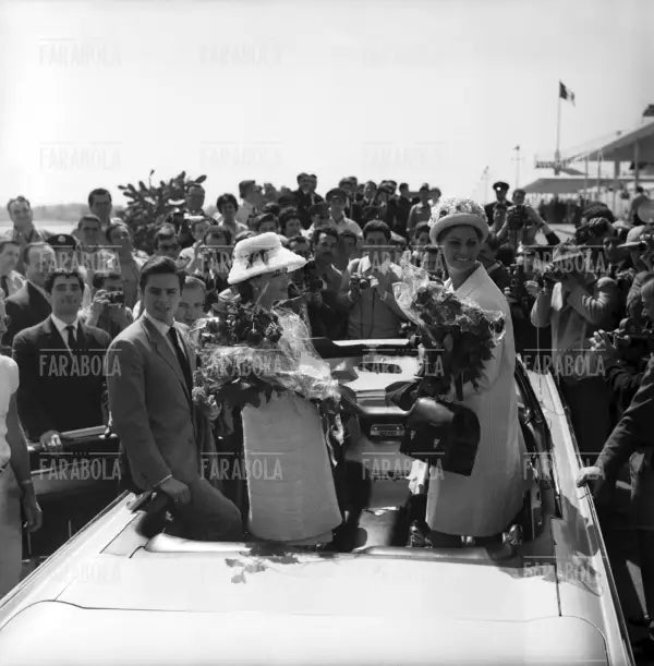 Sophia Loren, Alain Delon e Romy Schneider arrivano a Nizza, Festival di Cannes, 1962