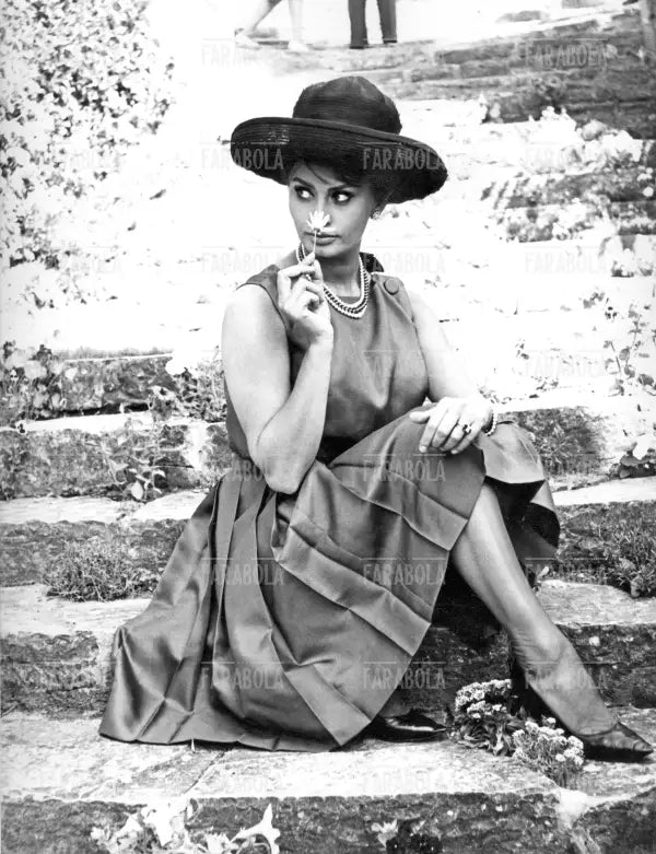 Sophia Loren nella villa della Begum Aga Khan, Cannes, 1962