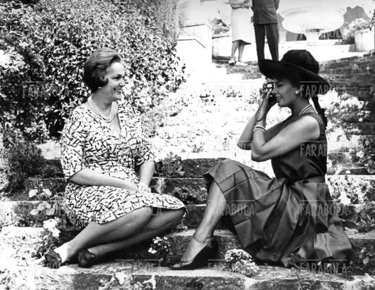 Sophia Loren fotografa la Begum Aga Khan nella sua villa, Cannes, 1962