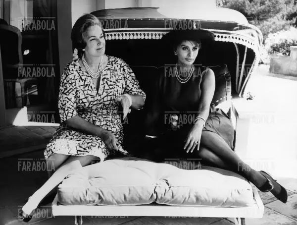Sophia Loren e la Begum Aga Khan nella sua villa, Festival di Cannes, 1962