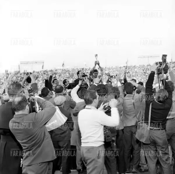 Mauro Ramos con la Coppa Rimet, finale Brasile-Cecoslovacchia, Santiago del Cile, 1962