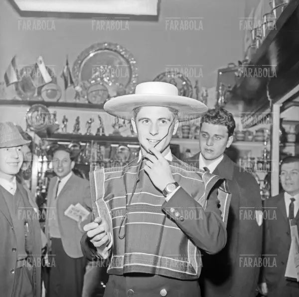 Gianni Rivera in abiti tradizionali, Mondiali di calcio del Cile, Santiago del Cile, 1962