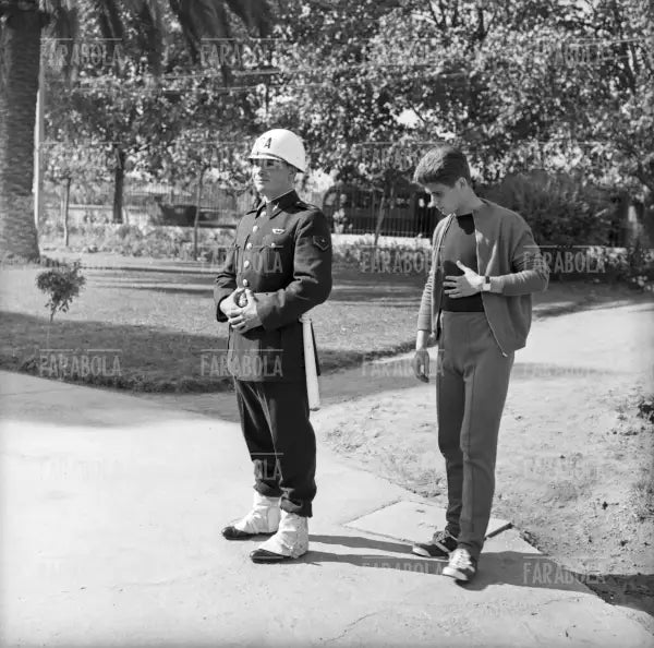 Gianni Rivera con un poliziotto, Mondiali di calcio del Cile, Santiago del Cile, 1962