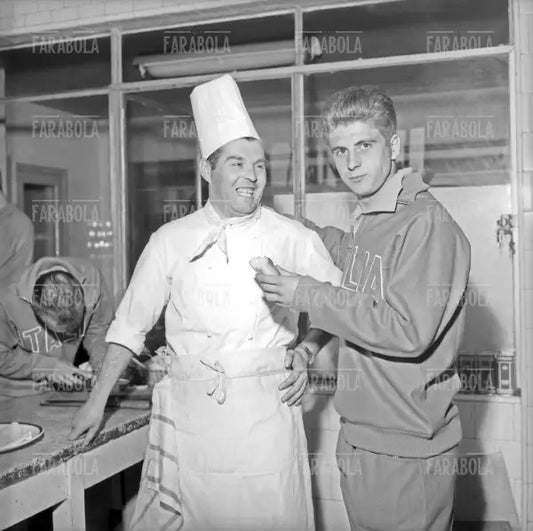 Lo chef Amedeo Ricca e Gianni Rivera, Mondiali di calcio del Cile, Santiago del Cile, 1962