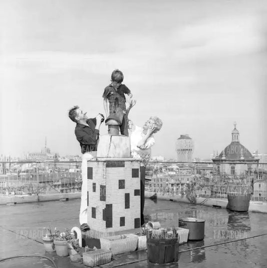 Dario Fo e Franca Rame sul terrazzo con il figlio Jacopo Fo, Milano, 1962
