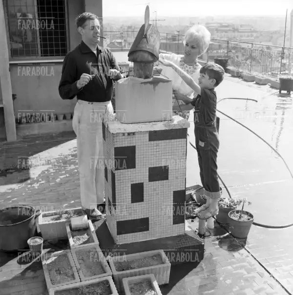Dario Fo e Franca Rame sul terrazzo con il figlio Jacopo Fo, Milano, 1962