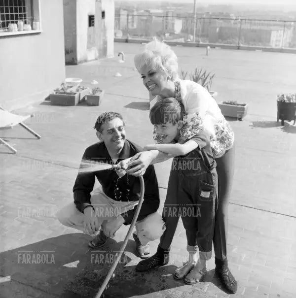Dario Fo e Franca Rame sul terrazzo con il figlio Jacopo Fo, Milano, 1962
