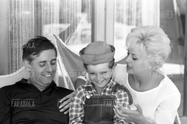 Dario Fo e Franca Rame in vacanza con il figlio Jacopo Fo, Viareggio, 1962