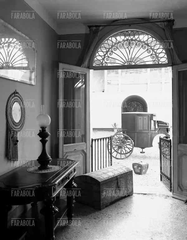 Atrio con il baule di Giuseppe Verdi per la Russia, Villa Verdi, Sant'Agata di Busseto, 1962